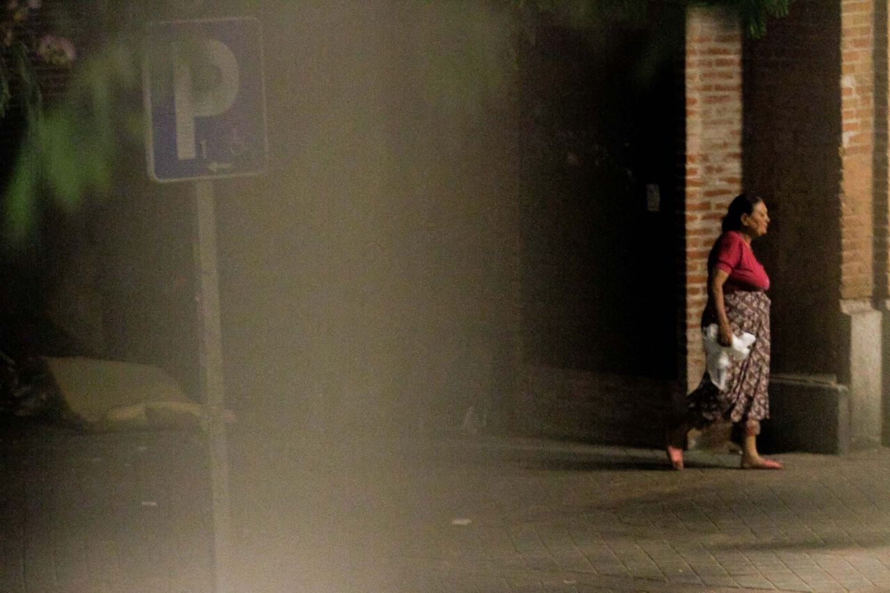 Decenas de rumanos viven en la calle de la Oca guardando sus pertenencias en descampados.