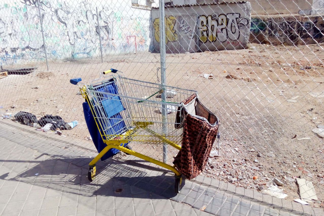 Decenas de rumanos viven en la calle de la Oca guardando sus pertenencias en descampados.