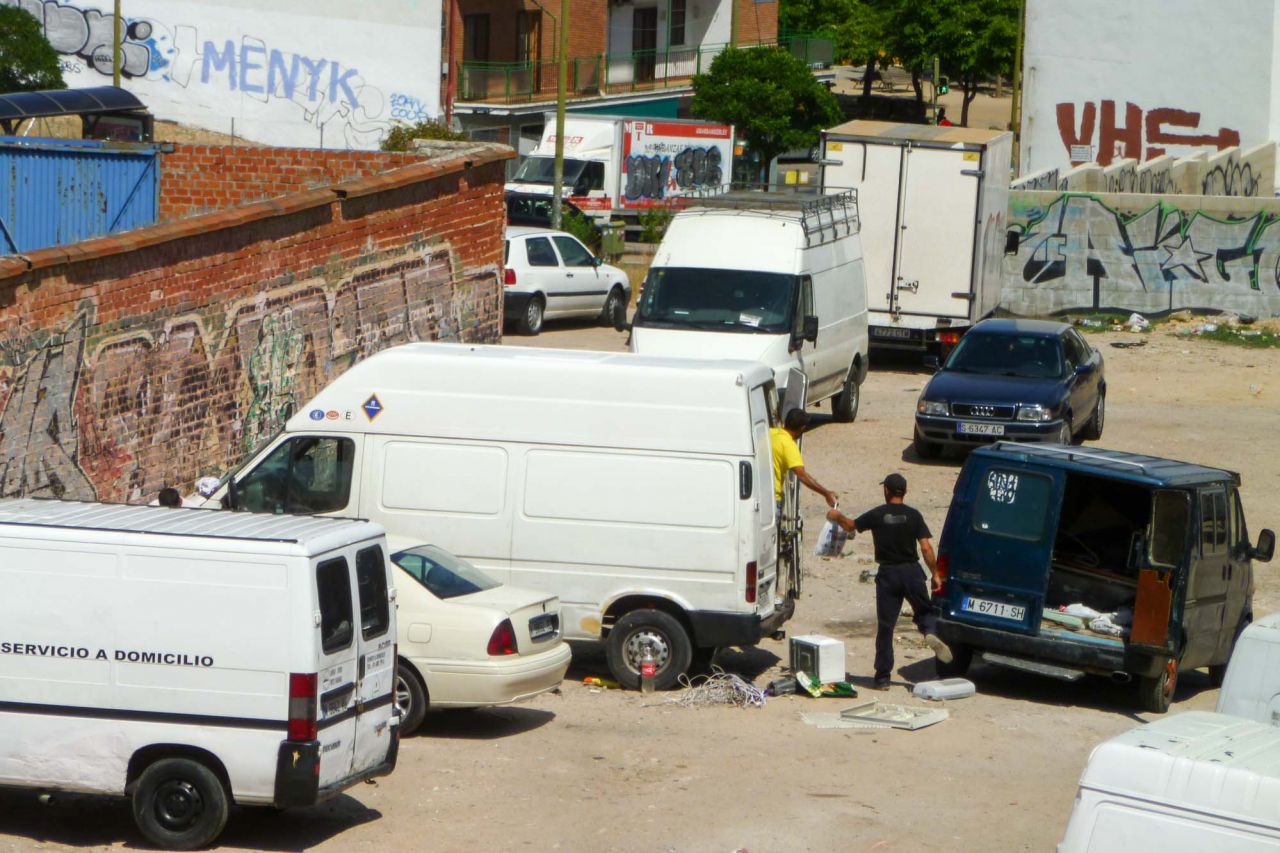 Decenas de rumanos viven en la calle de la Oca guardando sus pertenencias en descampados.
