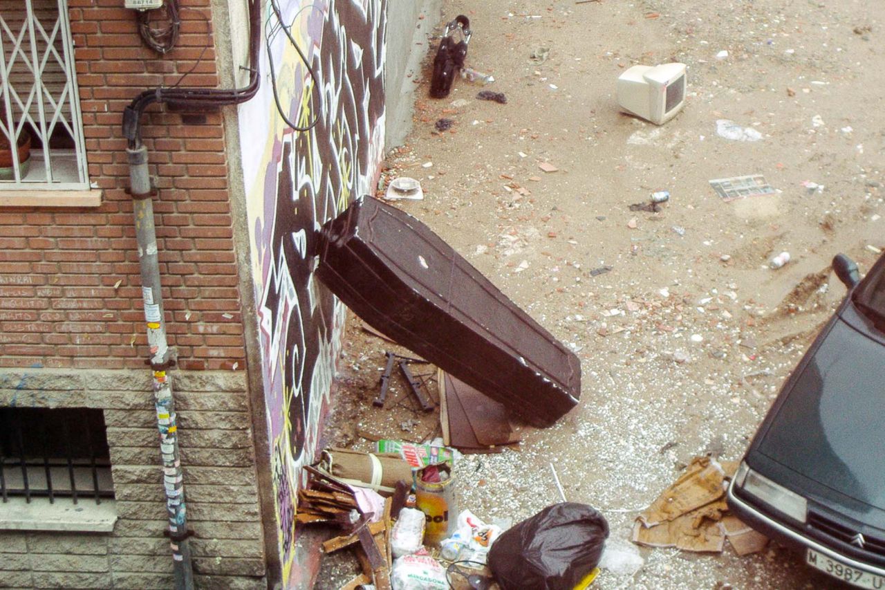 Decenas de rumanos viven en la calle de la Oca guardando sus pertenencias en descampados.