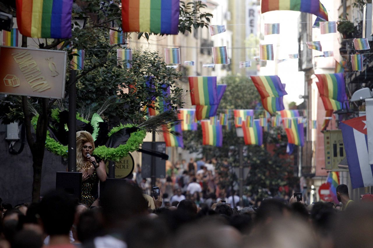 Carrera de tacones del Orgullo 2015 en la calle Pelayo.