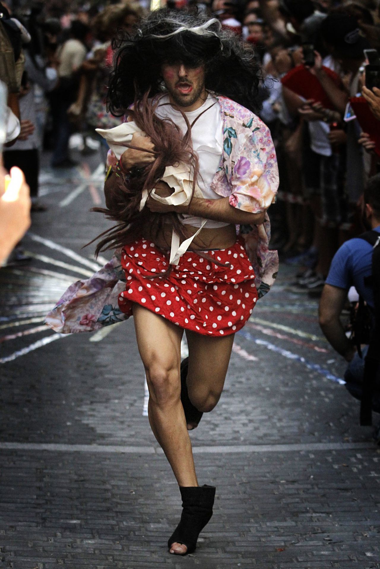 Carrera de tacones del Orgullo 2015 en la calle Pelayo.