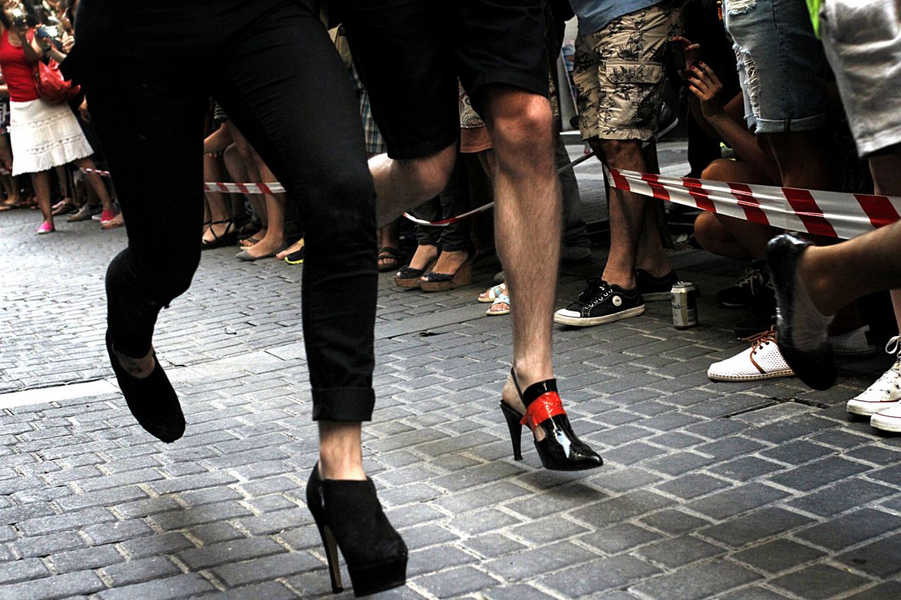 Carrera de tacones del Orgullo 2015 en la calle Pelayo.