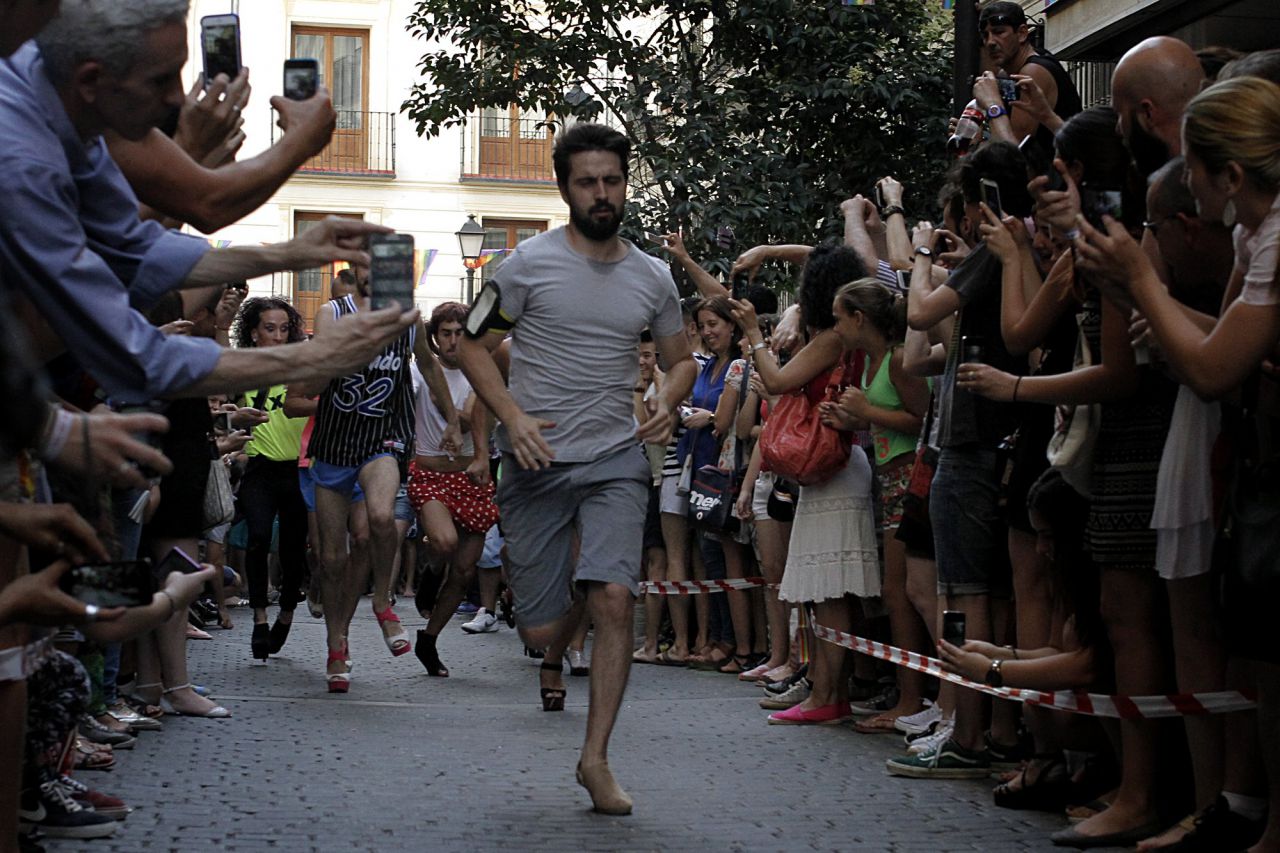 Carrera de tacones del Orgullo 2015 en la calle Pelayo.