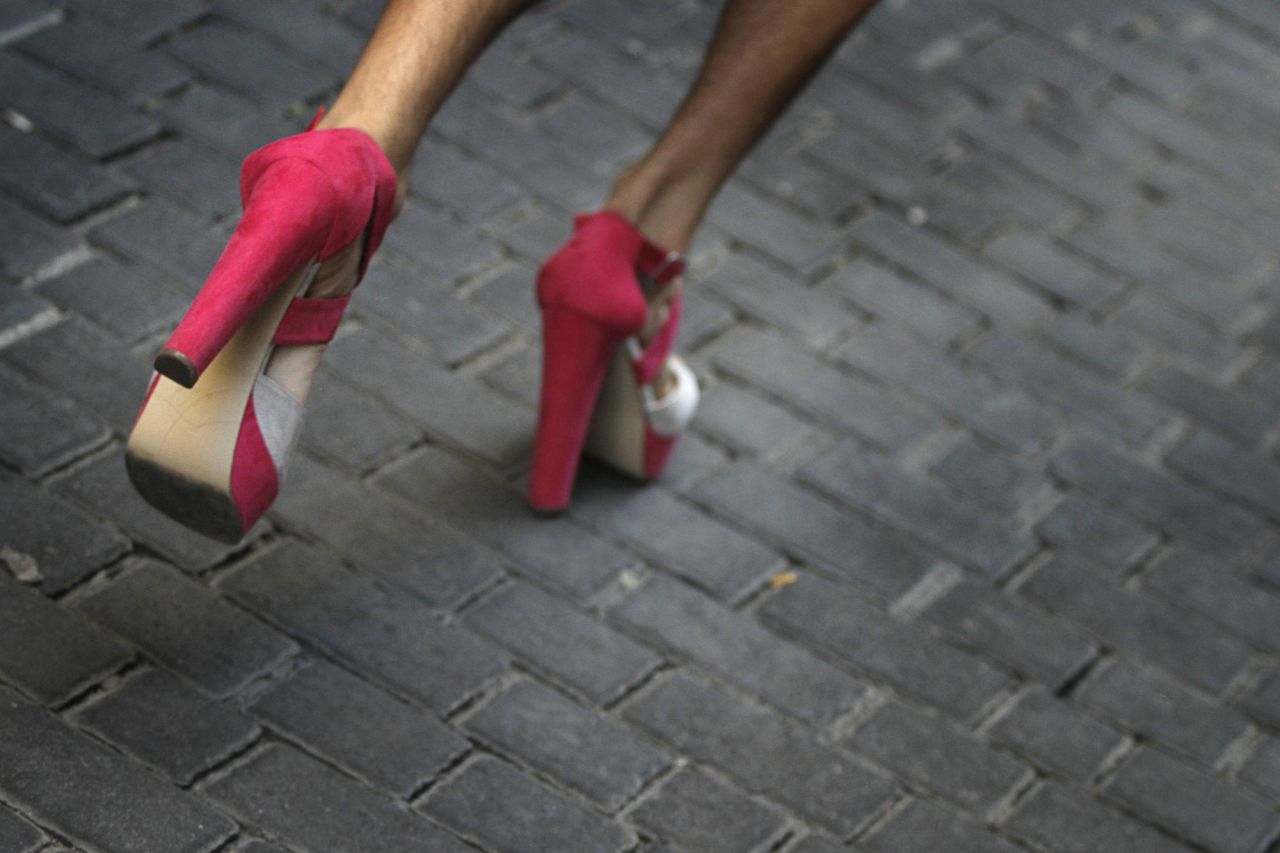 Carrera de tacones del Orgullo 2015 en la calle Pelayo.