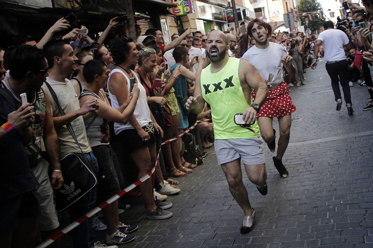 Carrera de tacones del Orgullo 2015 en la calle Pelayo.