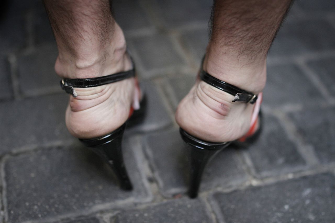 Carrera de tacones del Orgullo 2015 en la calle Pelayo.