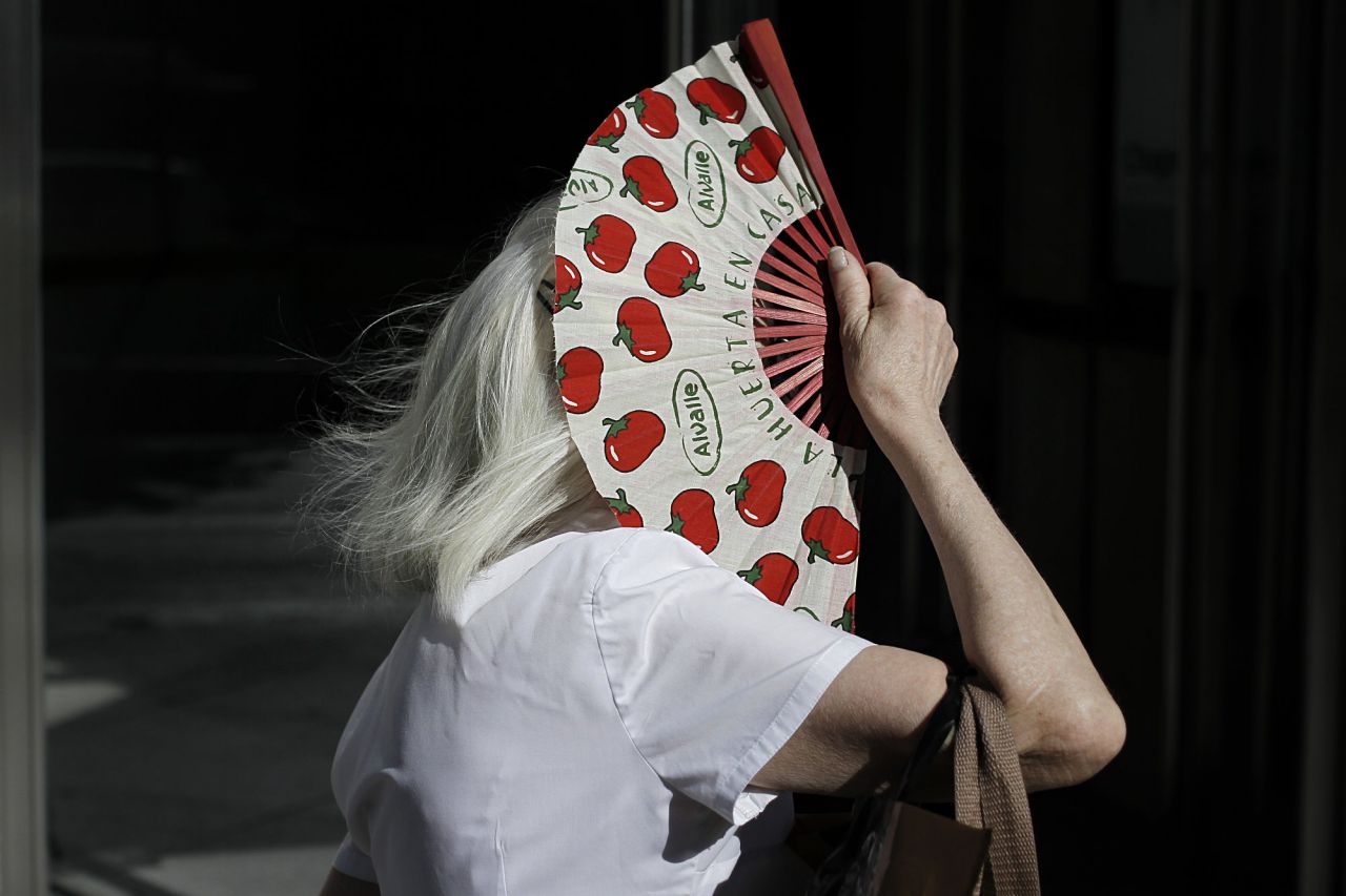 Señora abanicándose.