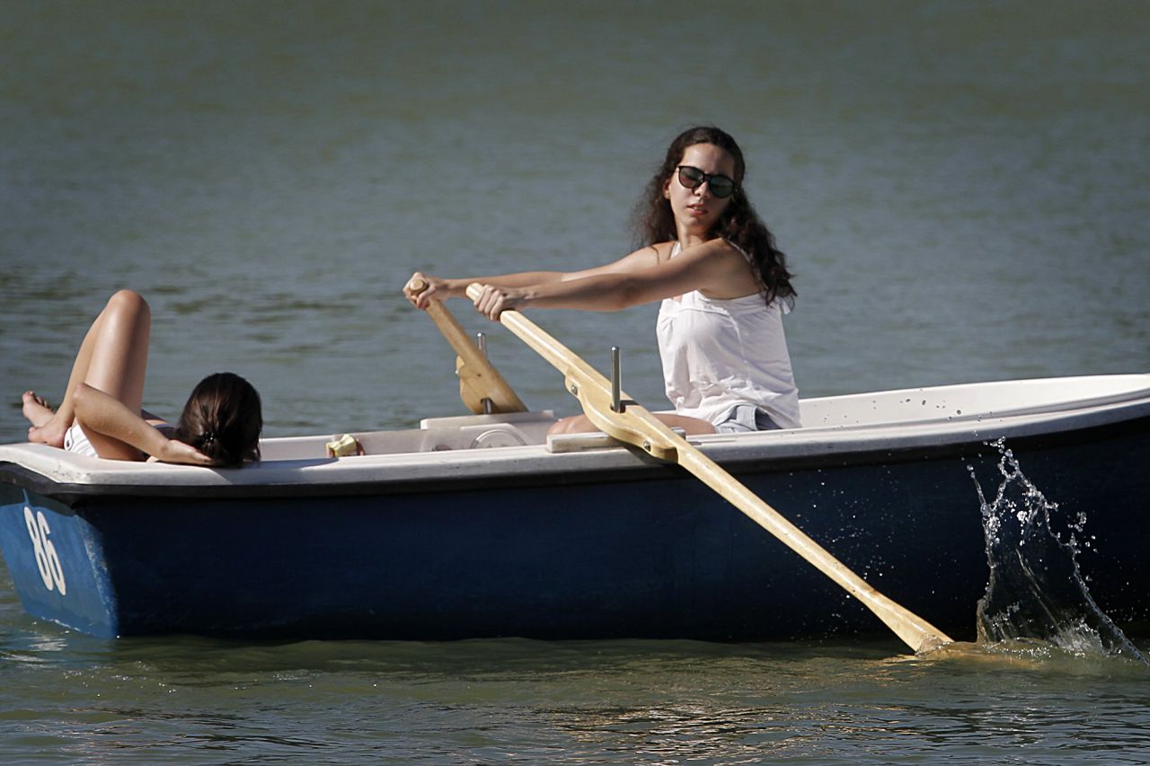  Dos personas disfrutando de las barcas del estanque del Retiro