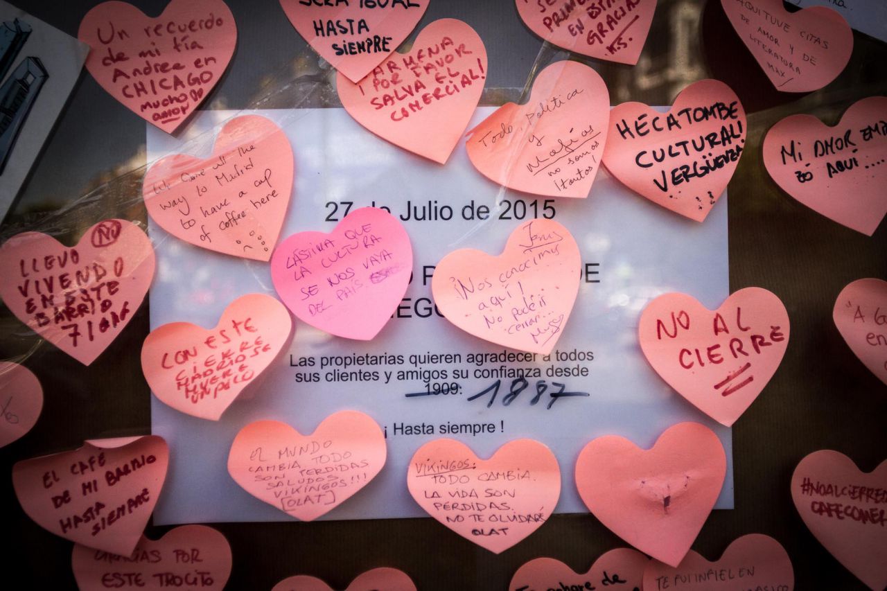 Alguien ha corregido el cartel que anuncia el cese de negocio del Café Comercial.