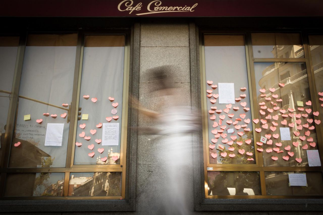 Una persona pasa por delante del cerrado Café Comercial.