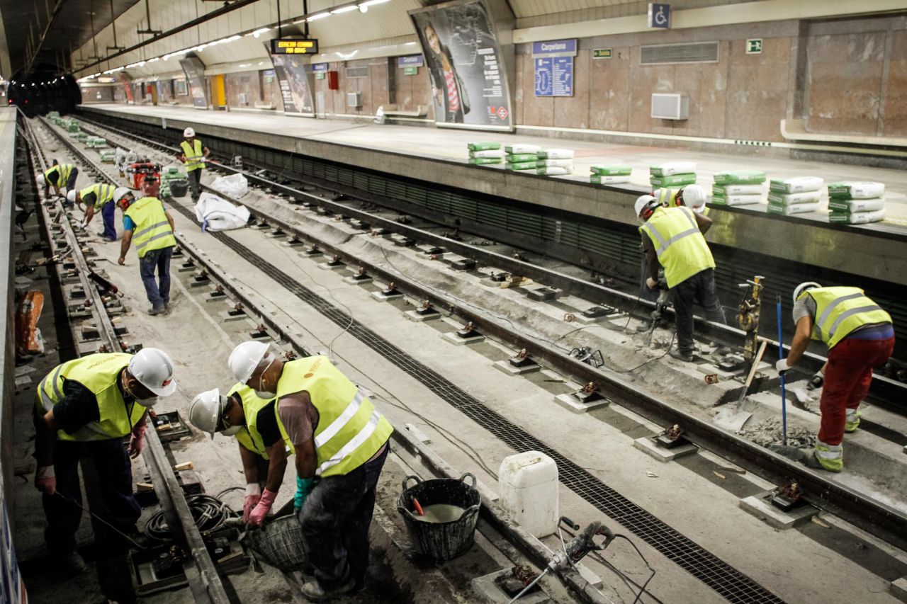 Trabajadores adecuan las vías de metro en la estación de metro de Carpetana.