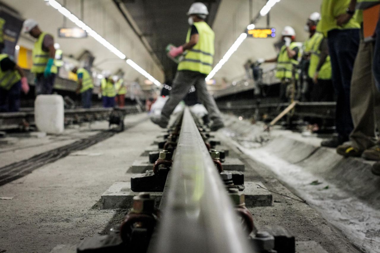 Trabajadores adecuan las vías de metro en la estación de metro de Carpetana.