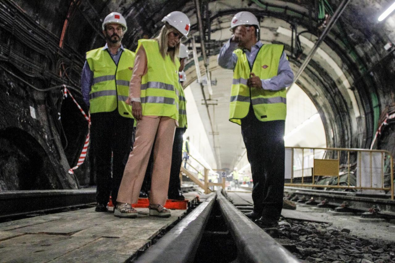 Cristina Cifuentes observa cómo se reparan las vías de metro en la estación de Carpetana.