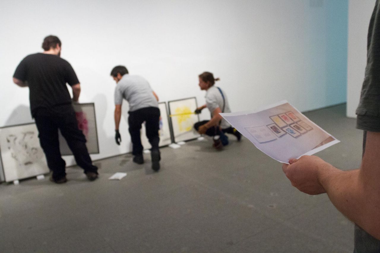 Un restaurador supervisa la instalación de la nueva exposición.