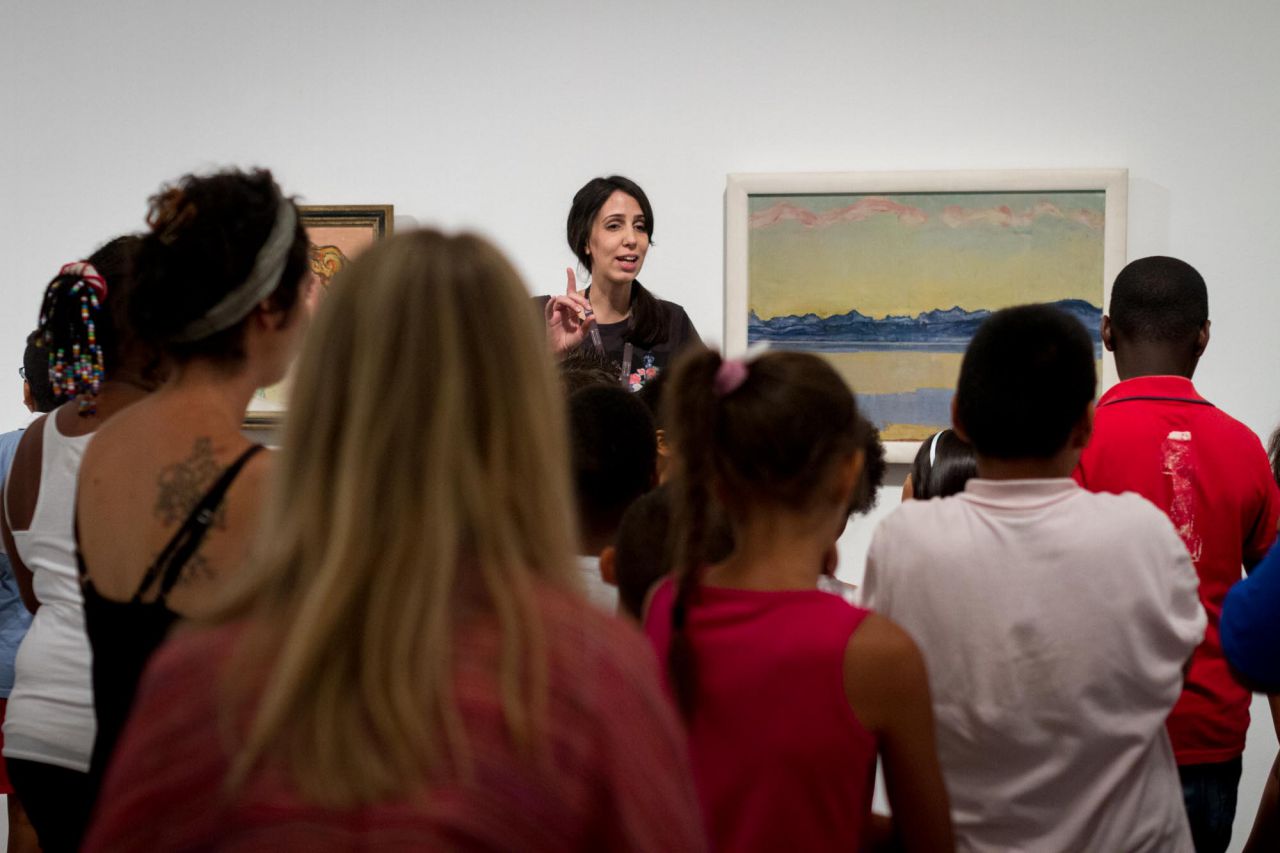 Un grupo de niños en el Taller de Artista del Museo Reina Sofía.