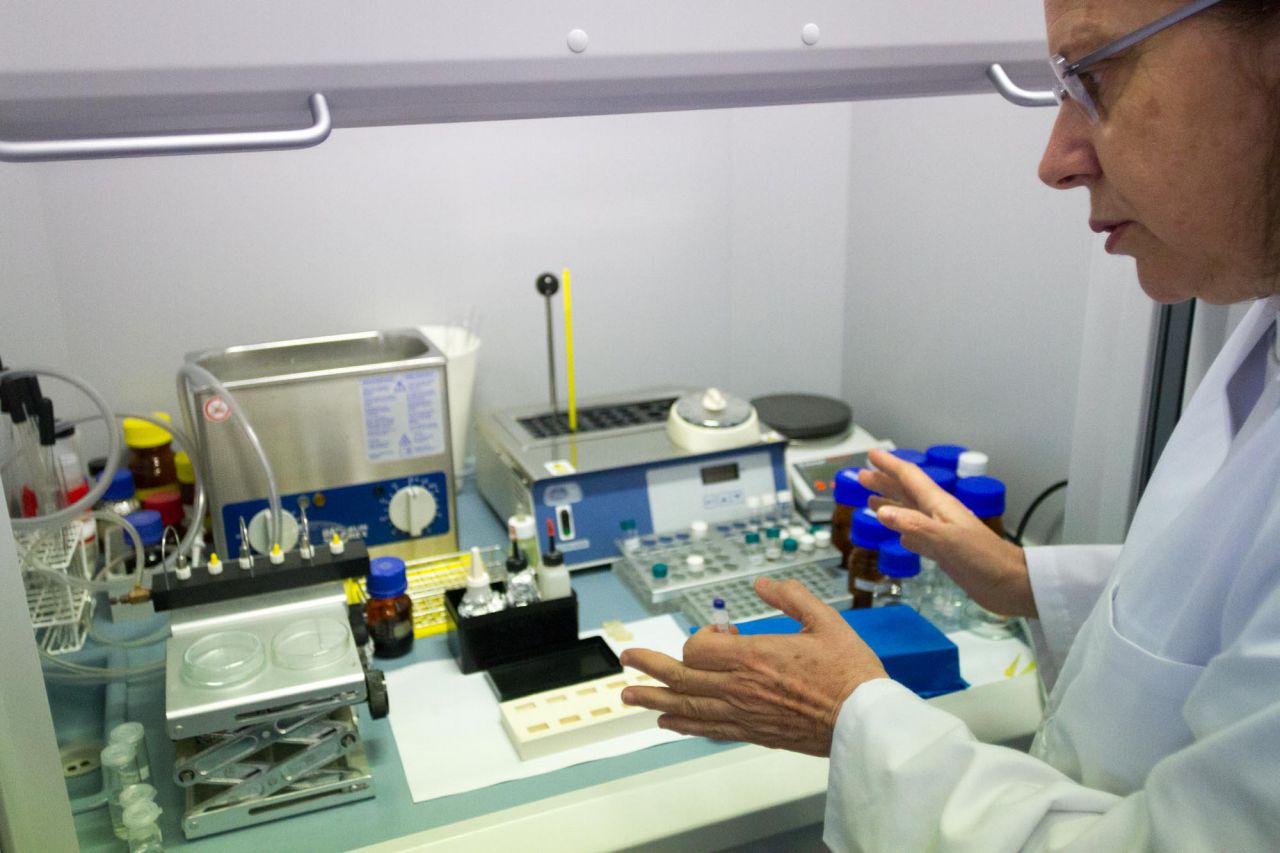 Carmen Muro, química del laboratorio, nos describe su composición.