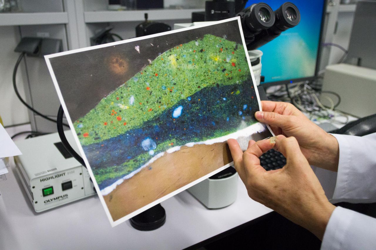 Fotografía de una sección transversal de una micromuestra de pigmento. 
