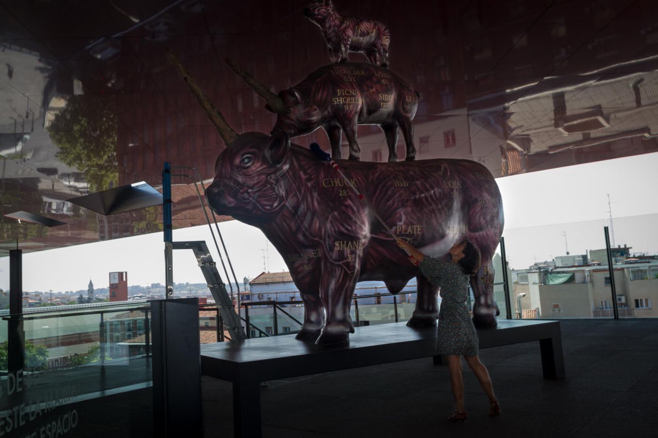 Una restauradora limpia las esculturas exteriores del museo.