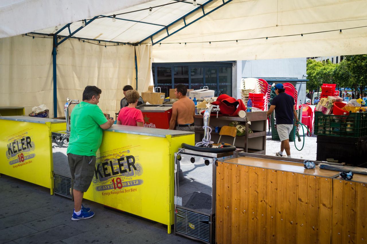 Preparación de uno de los bares en forma de casetapara las fiestas.