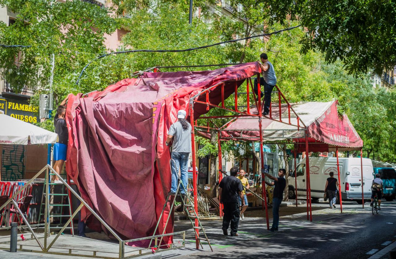 Operarios levantan una de las casetas para las fiestas.