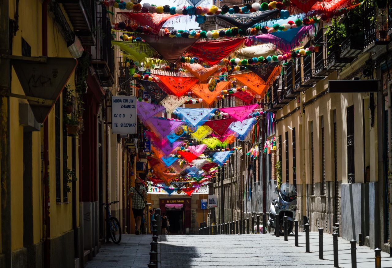 La calle del Oso es engalanada por sus propios vecinos