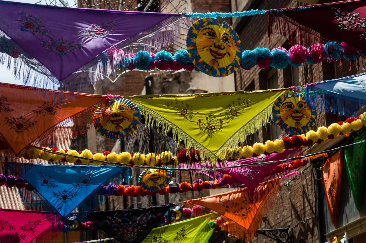 Detalle de las decoraciones colgantes en la calle del oso.