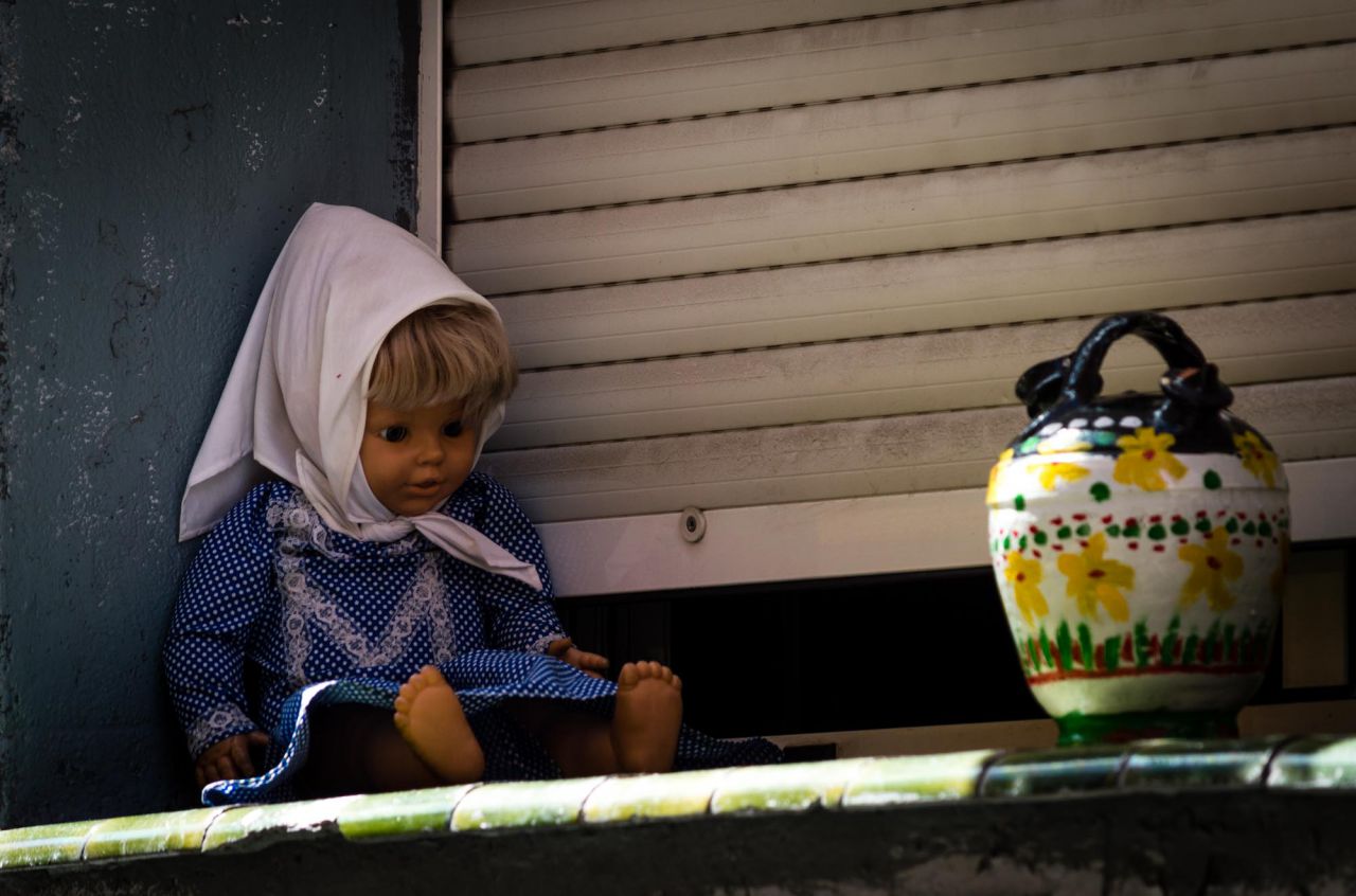 Detalle de una muñeca vestida con traje regional como motivo decorativo