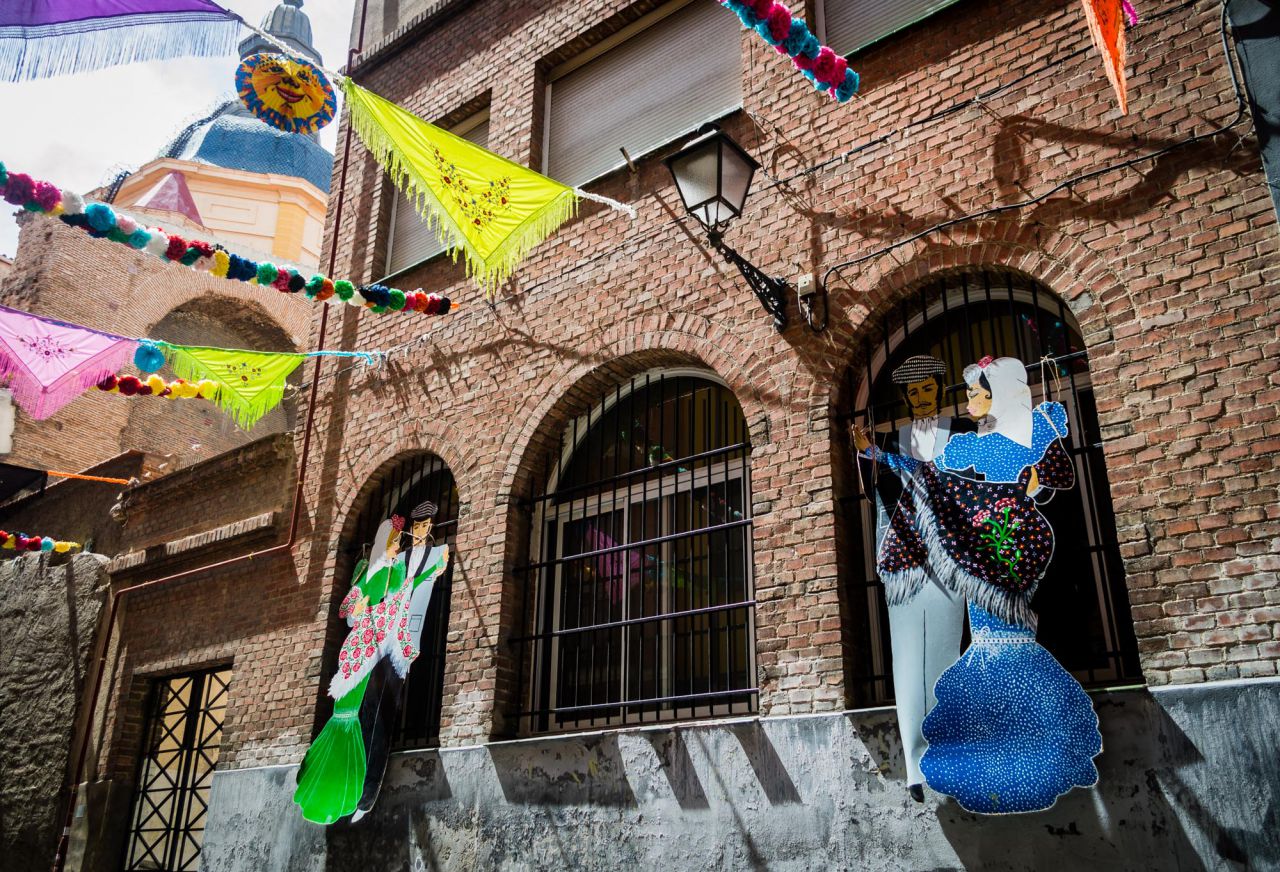 Dos parejas de bailarines decoran unas ventanas.