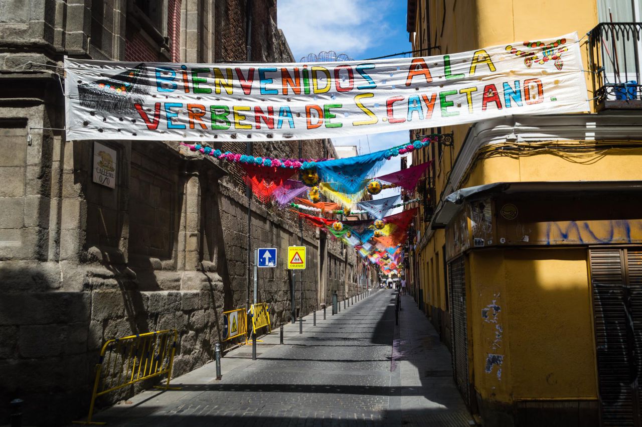 En uno de los extremos de la calle del Oso se da la bienvenida a las fiestas de San Cayetano.