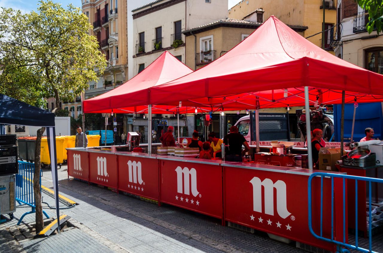 Una de las casetas que sirven como bar ya montada y preparada.