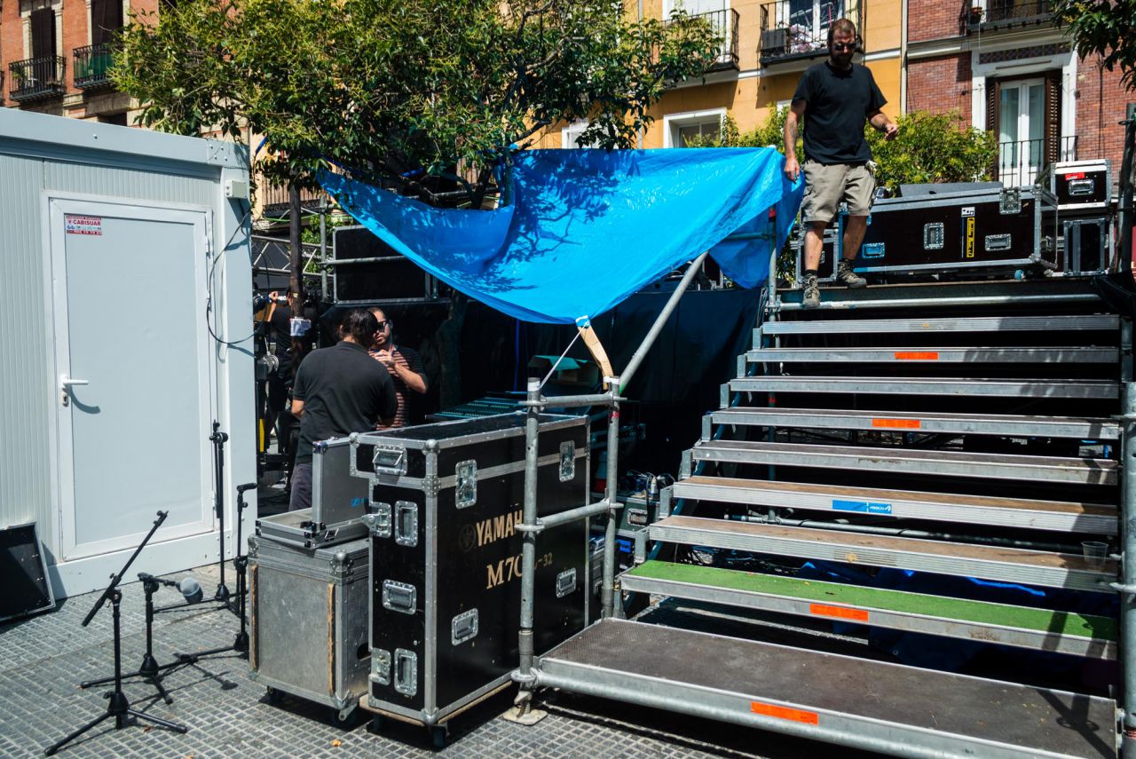Los técnicos preparan los instrumentos y el escenario