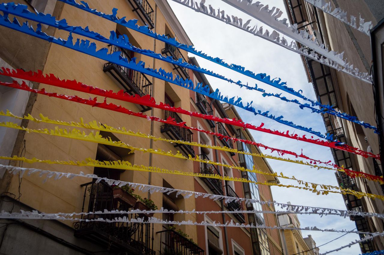 Otras decoraciones cubren la calle de la Ruda 