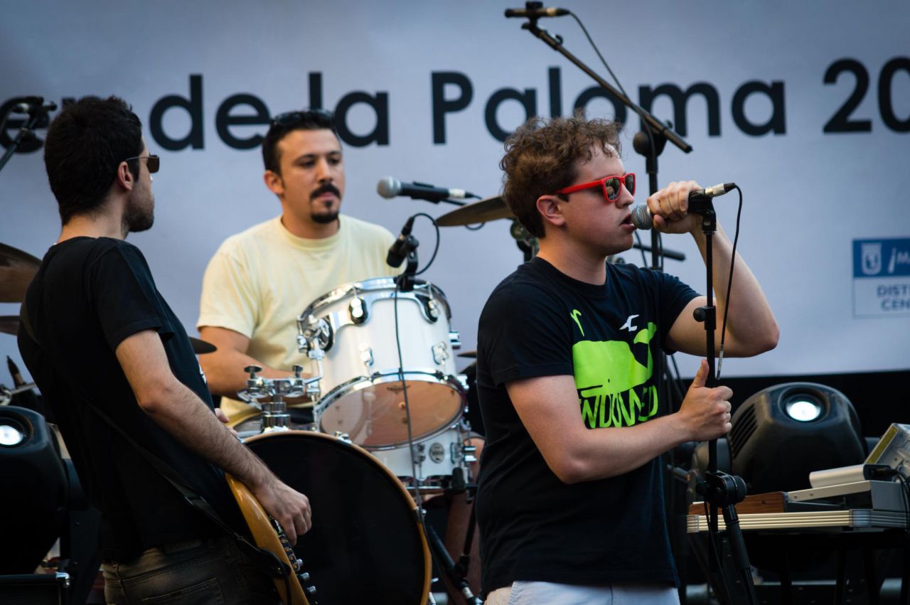 El grupo Hatmakers toca en el escenario de la plaza del Cascorro.