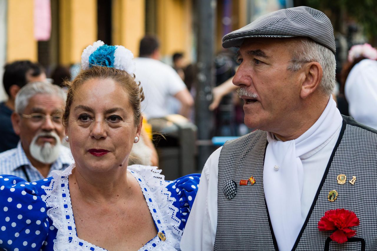 Una pareja vestida de castizos madrileños.