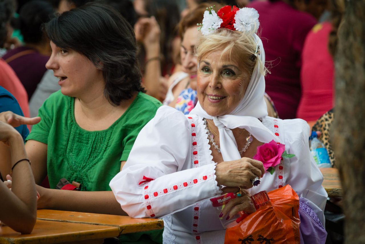 Una señora vestida de chulapa.