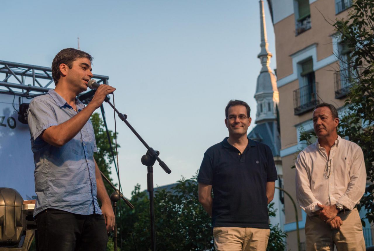 Jorge García Castaño, concejal de distrito centro, junto a José María Dávila (PSOE) y Íñigo Henríquez de Luna (PSOE) presenta a las pregoneras del año 2015, las trabajadoras sociales de distrito centro.)