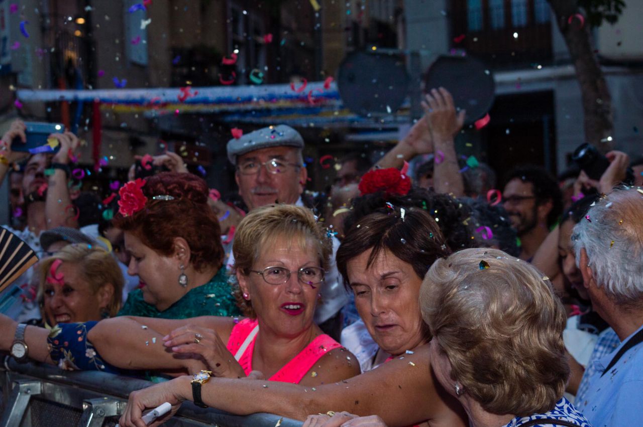 Gente celebra el pregón de las fiestas.