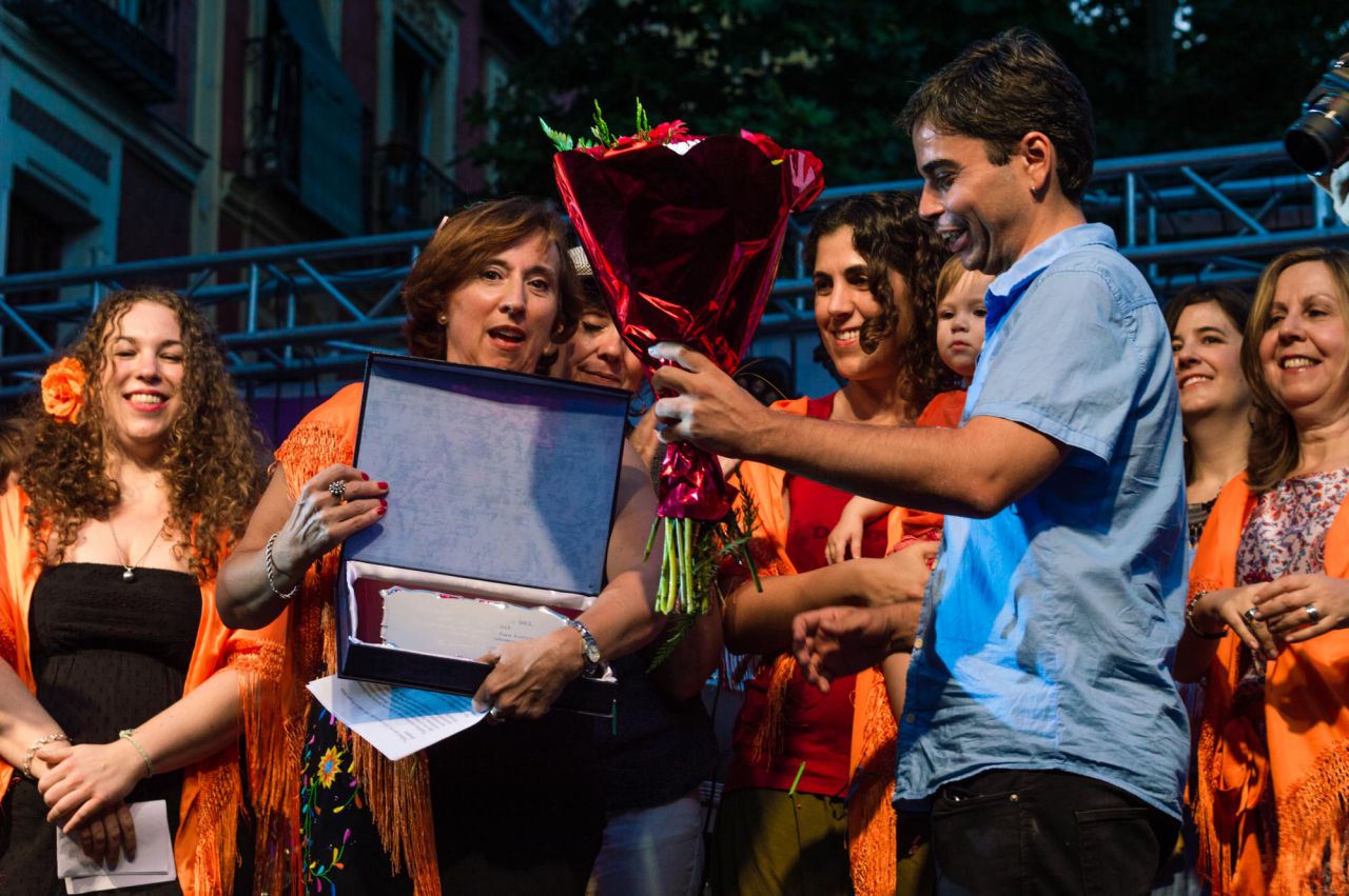 El concejal de Centro, Jorge García Castaño, entrega un placa de reconociento a las trabajadoras sociales del distrito Centro, pregoneras de las fiestas de 2015.
