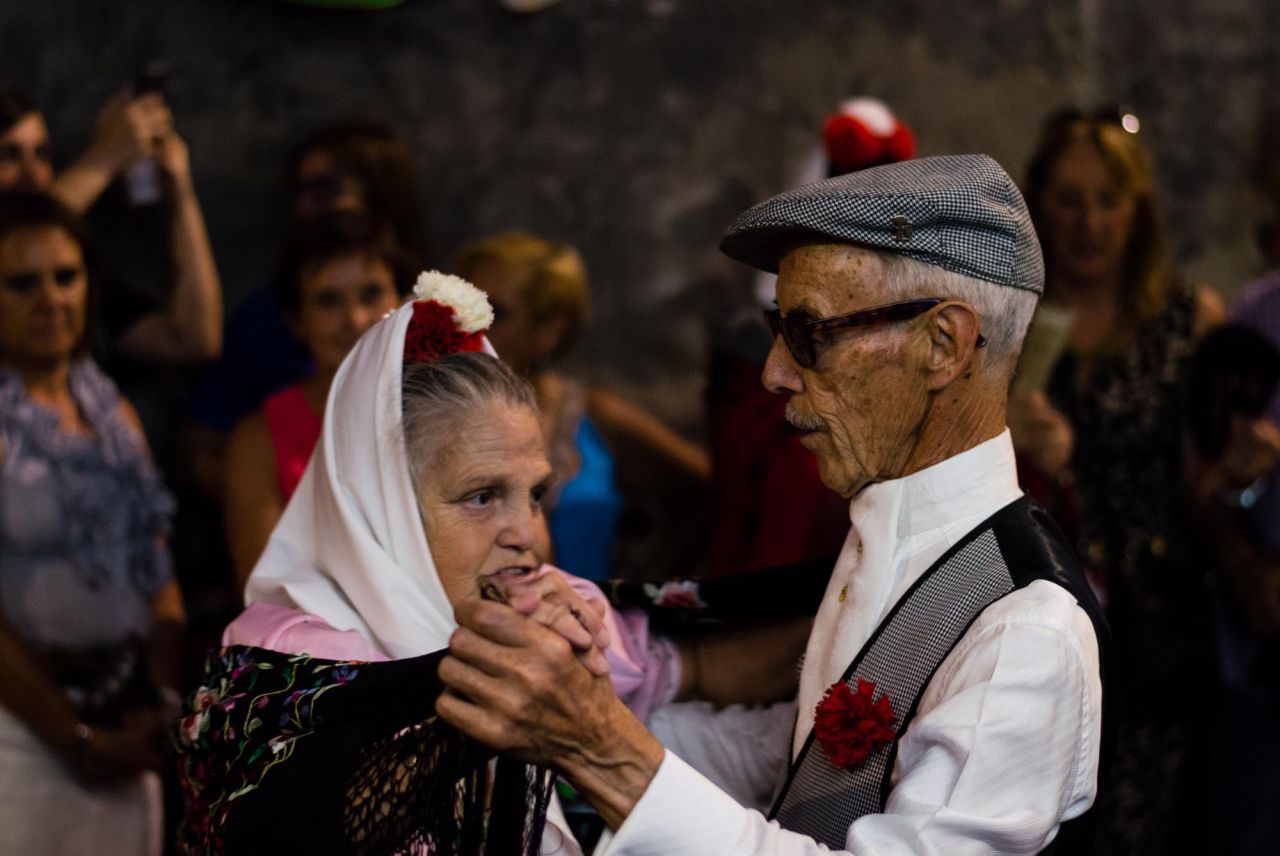 Una pareja baila chotis en la calle Oso.