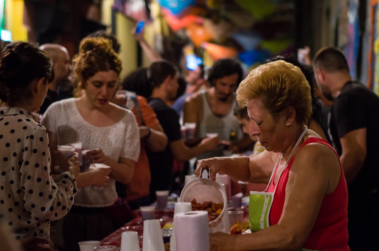 La clásica limonada que se sirve todos los años por los vecinos de la calle del Oso.