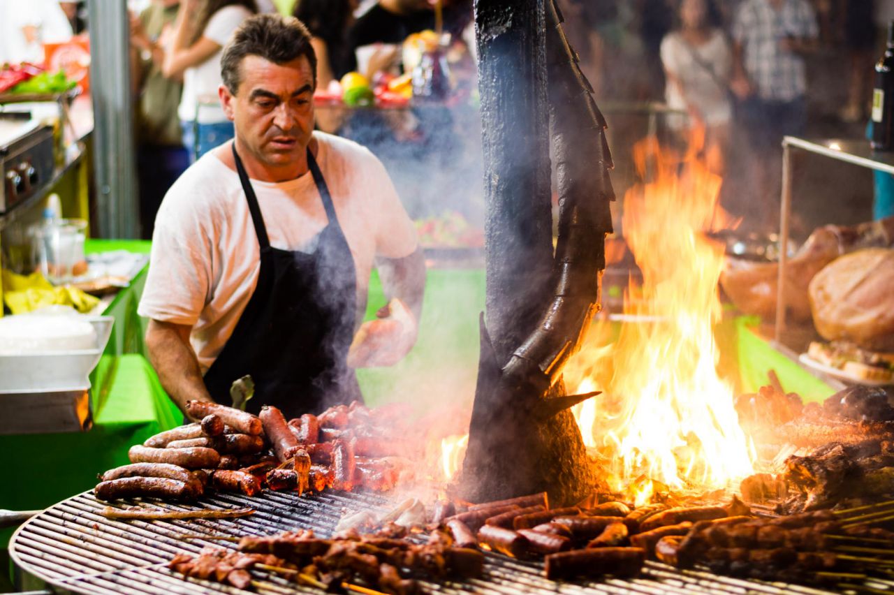 Un de los puestos de carnes a la parrila.