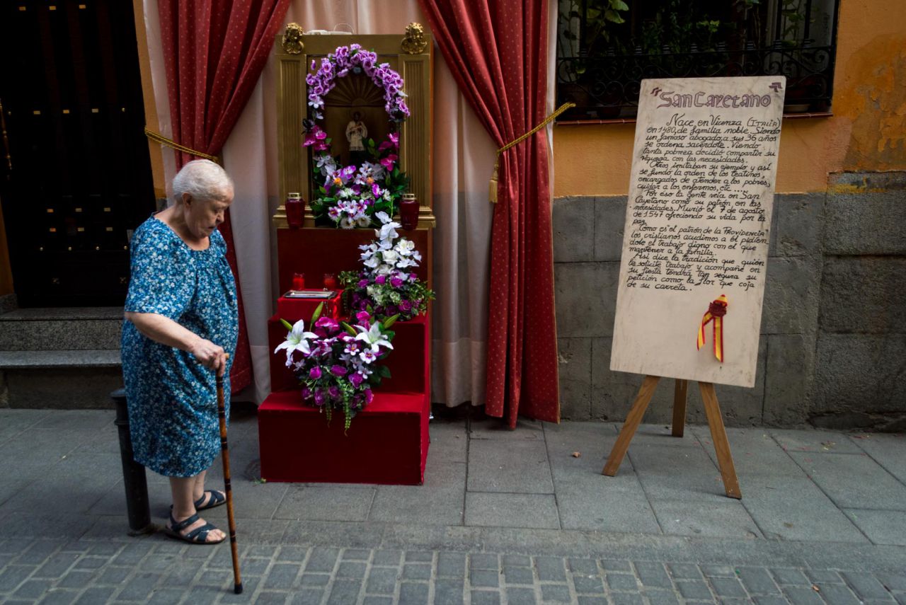 Los vecinos de la calle Oso han levantado un pequeño altar dedicado a San Cayetano.