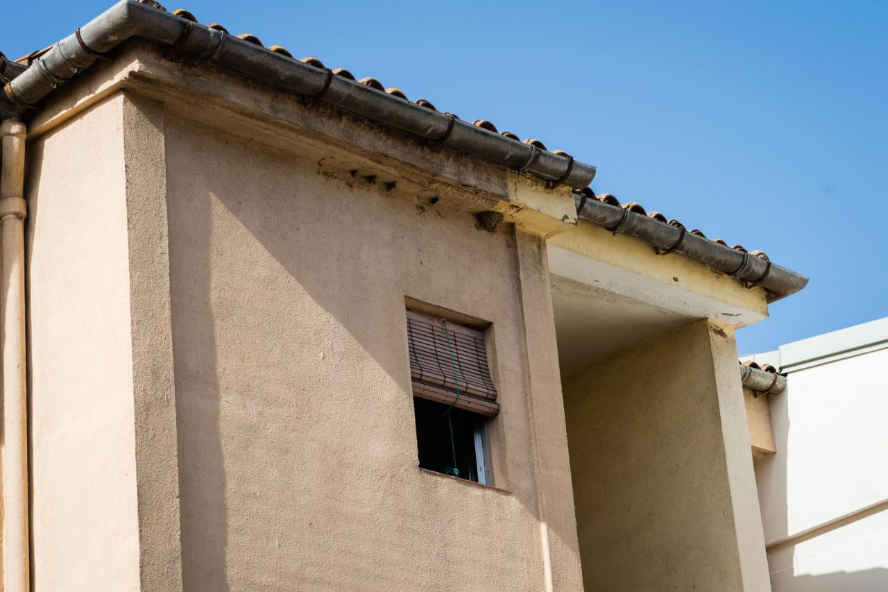 Detalle de los desperfectos en el tejado de una de las viviendas no rehabilitadas.