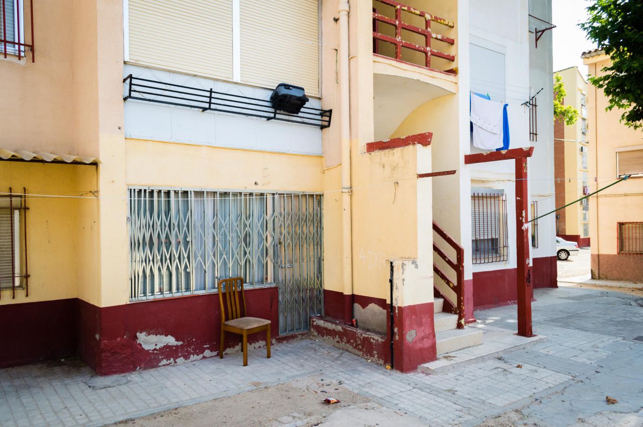Uno de los portales de las viviendas no rehabilitadas en la calle Guadalaviar.