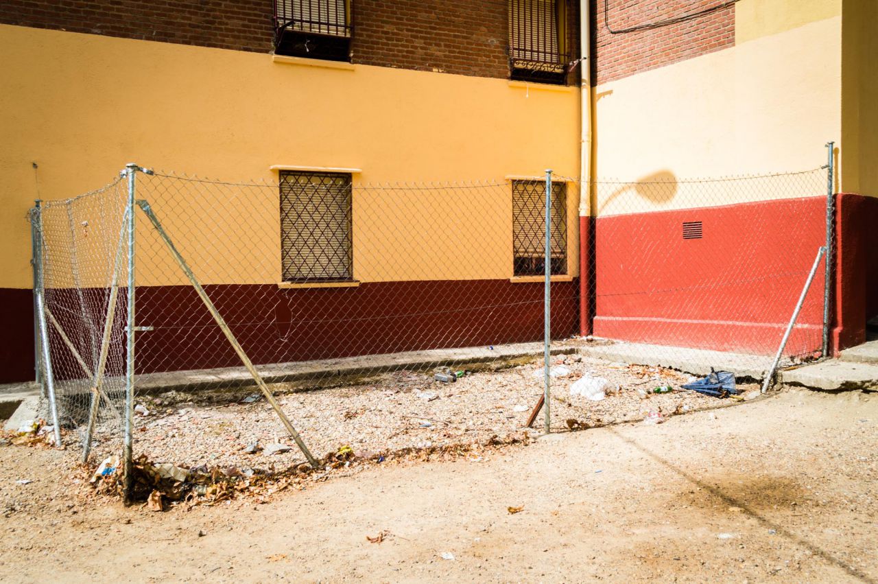 Vallas de protección para evitar que se dejen residuos en una de las viviendas.