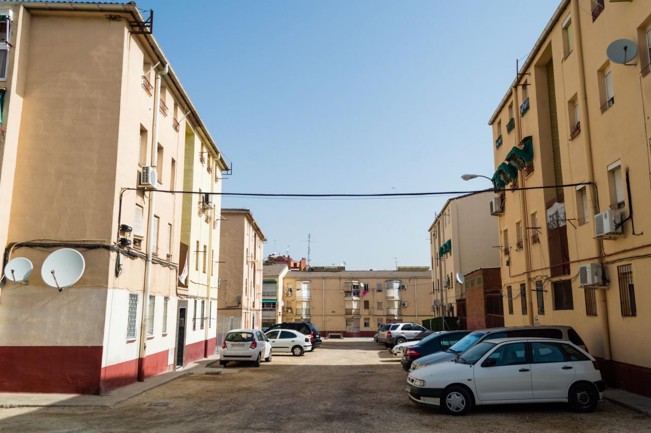 Vista general de la calle Tortajada, con viviendas no rehabilitadas.