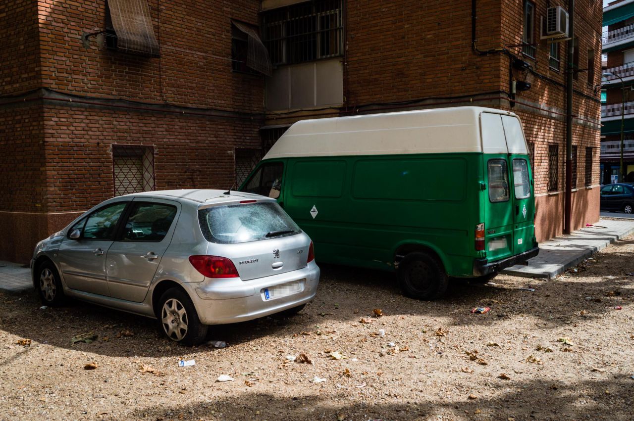 Dos coches abandonados en las inmediaciones de las viviendas.