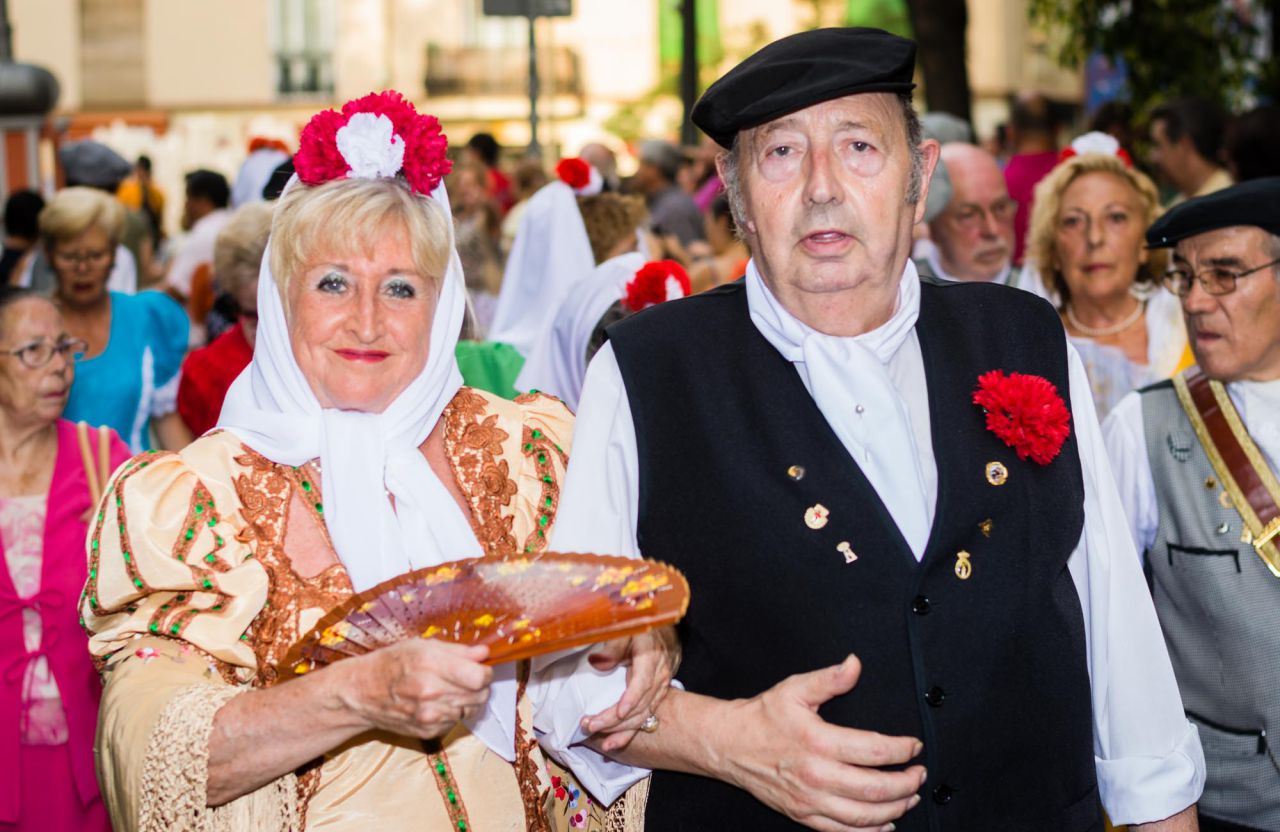 Una pareja de chulapos que acompaña a la procesión de San Lorenzo. 
