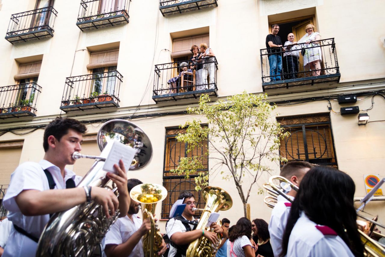 Vecinos observan el pase de la Agrupación Musical de Morata de Tajuña.